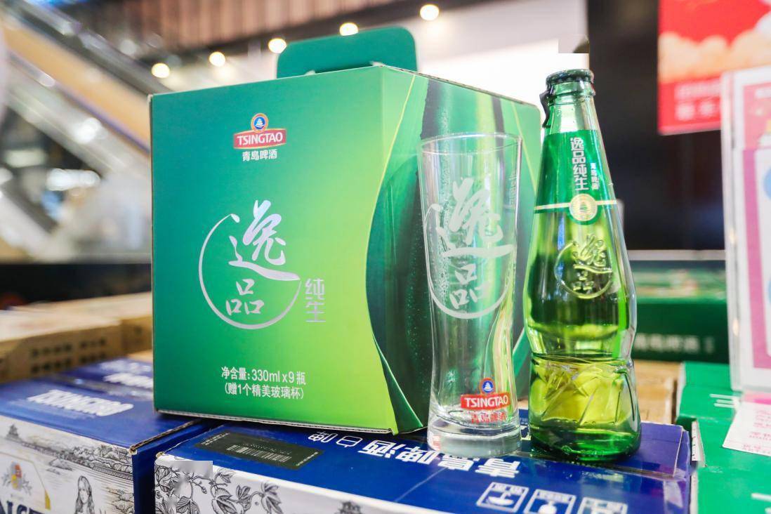 绿色丝竹状瓶身,拉环盖设计,轻松就能开瓶小酌的逸品纯生,颇受这对