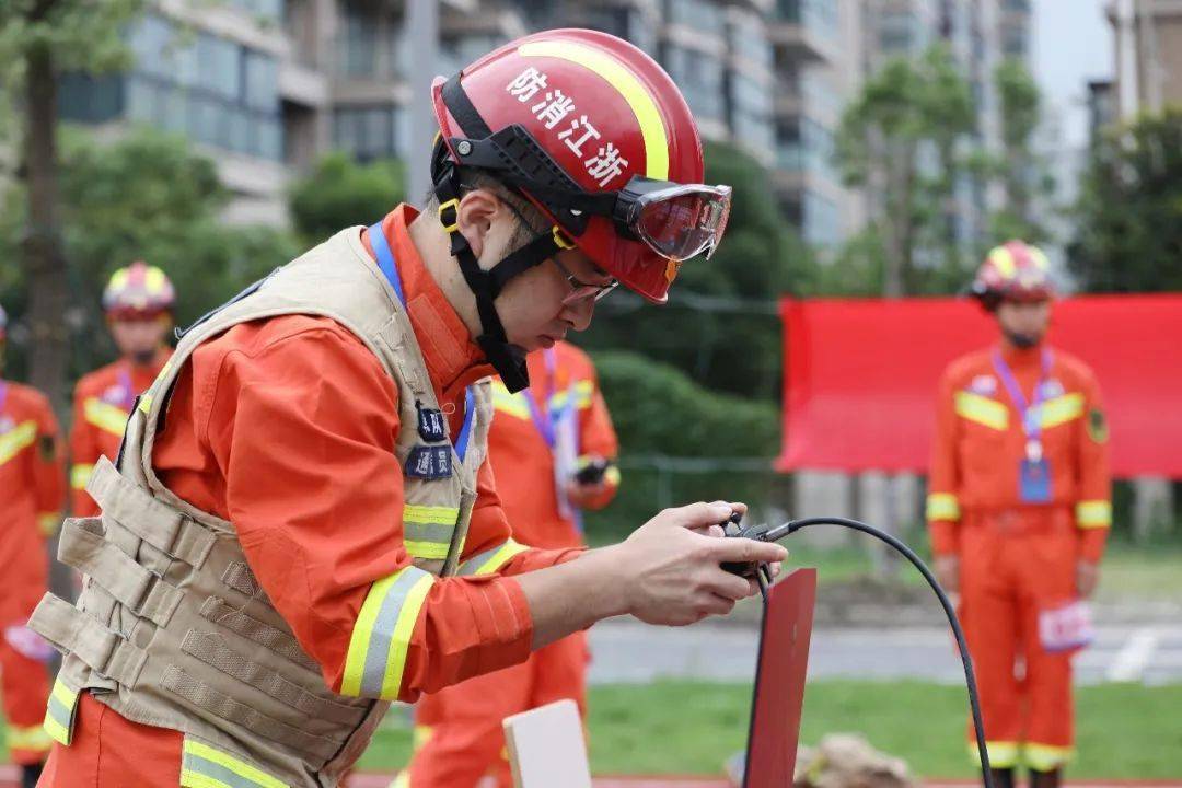 来自全市各地的130名灭火战斗员,应急救援员,消防通信员,消防设施