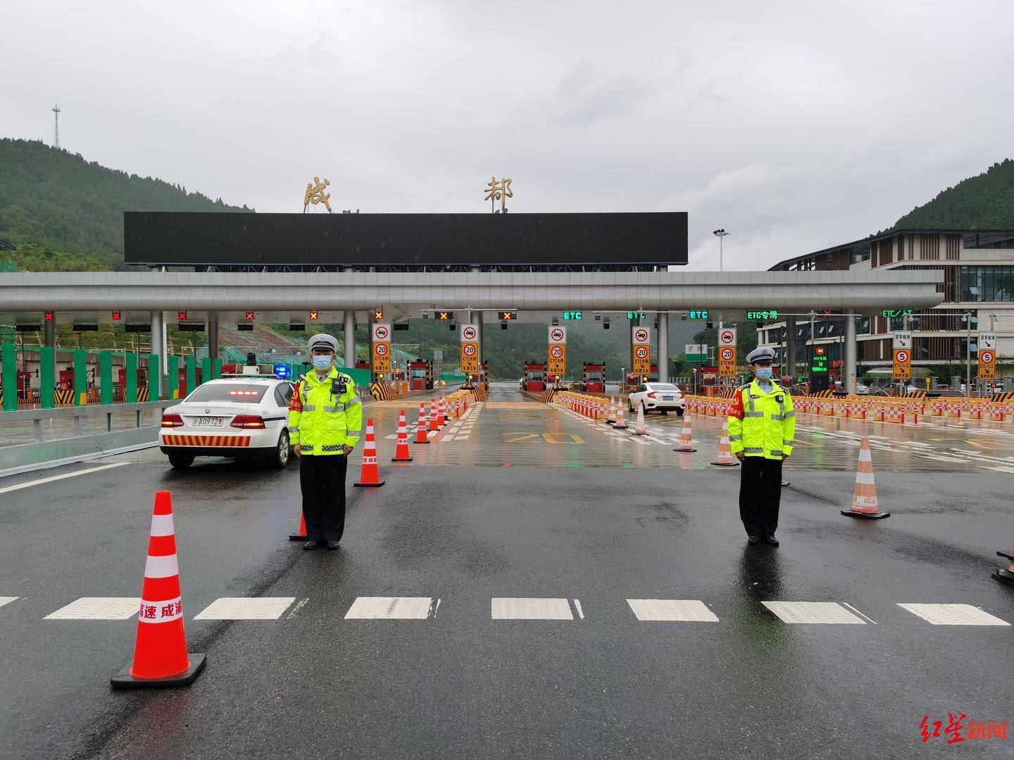 省交警总队:社会车辆可通过泸县西收费站进入 已在高速上的不能通过