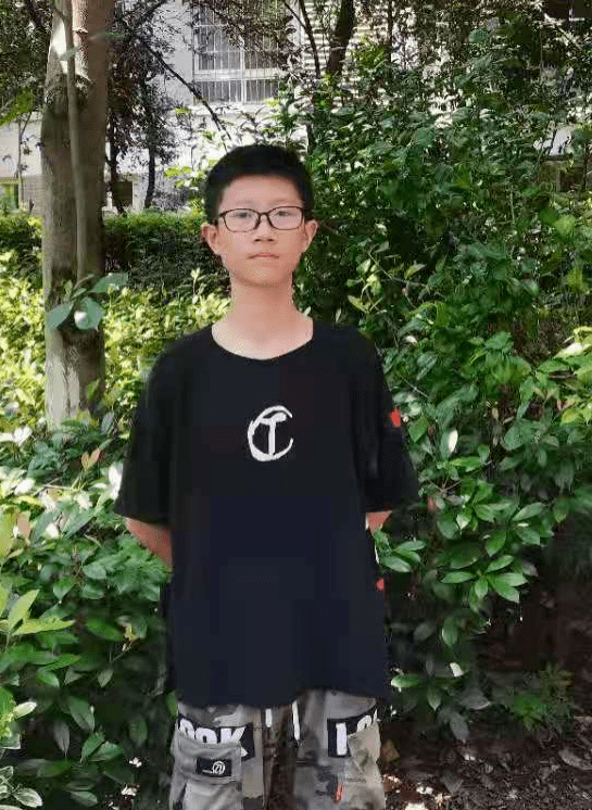 刘科宏大家好,我是906班的刘科宏.