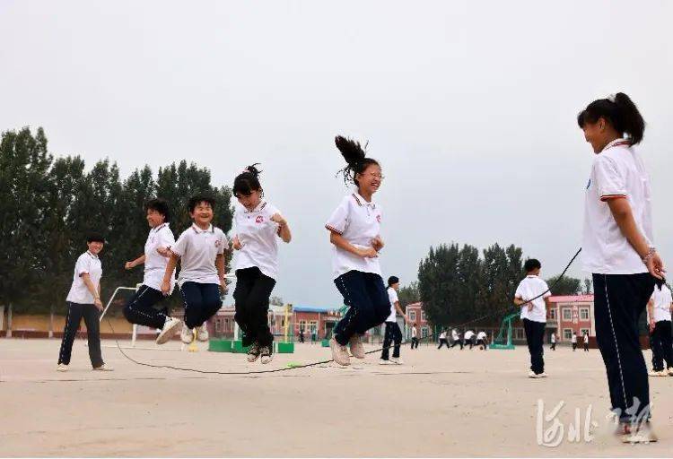 9月16日,广宗县第五中学的学生们在跳长绳.