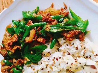 小吃:把子肉素鸡,老提北米线,羊汤绿豆面 粥,汤:红豆粥,紫菜蛋汤,排骨