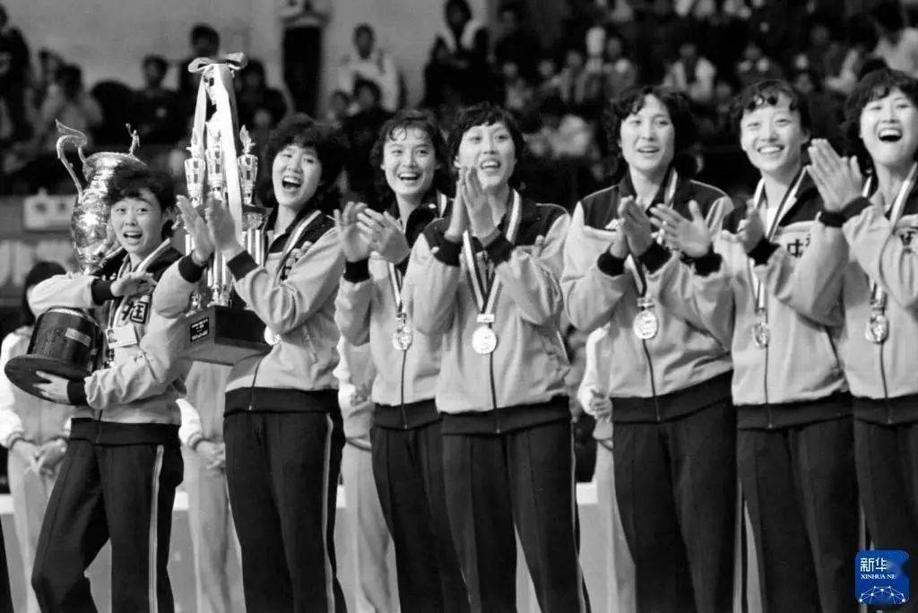 1981年11月16日,在日本举行的第三届女排世界杯比赛中,中国女排以七