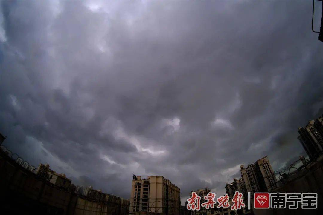 南宁狂风暴雨大作,下班路上你被雨淋了吗?