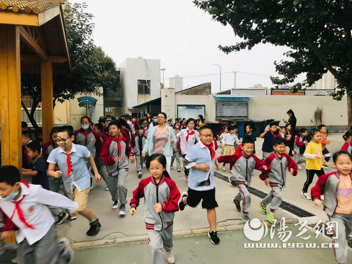 未央区枣园小学开展9月份防空安全应急疏散主题演练