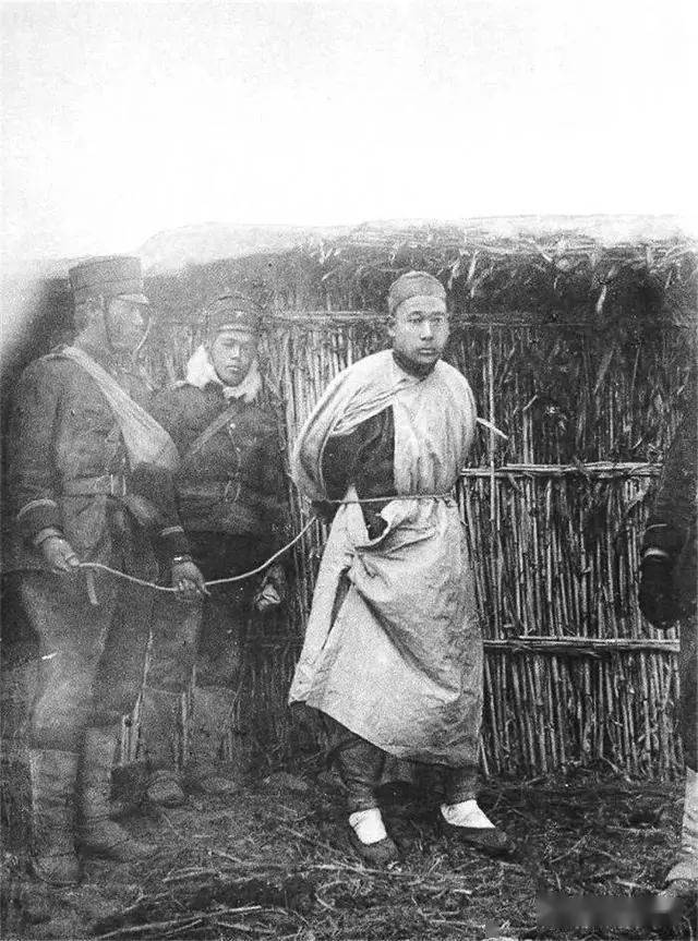 甲午战争的真实老照片:被日军抓获的清军俘虏毫无惧色