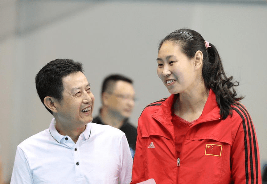 郎平担任中国女排的主教练后, 邀请陈忠和到国家队担任助理教练.