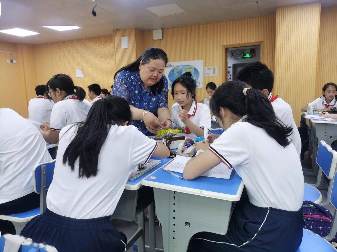 魅力感染学生,技术丰富课堂课堂上,吕晓颖老师尝试运用情境创设→认知