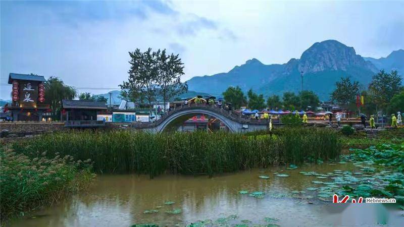 9月23日,邯郸市涉县连泉田园小镇烟雨蒙蒙,峰峦,河流,稻田,村庄等构成