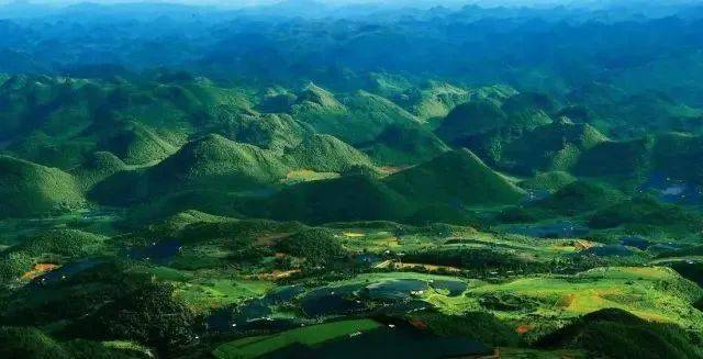 文山壮族苗族自治州下辖一市七县:文山市,砚山县,丘北县,广南县,富宁