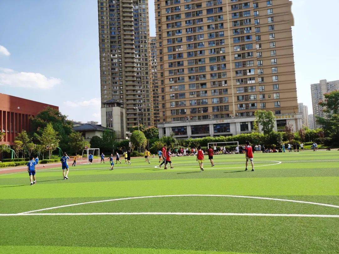 砂子塘万境水岸小学:骄阳烈似火,融娃爱足球——记六年级班级足球联赛
