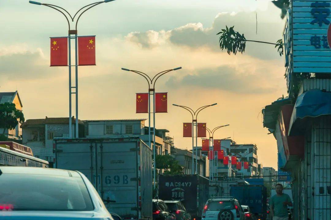 穗盐路▲穗盐路 夕阳西下 整齐划一的国旗格外耀眼▲联河路 满城