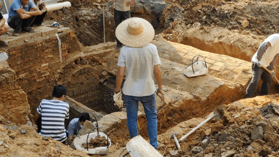 韶关一小区挖出多座古墓,初步推测可能为._青砖