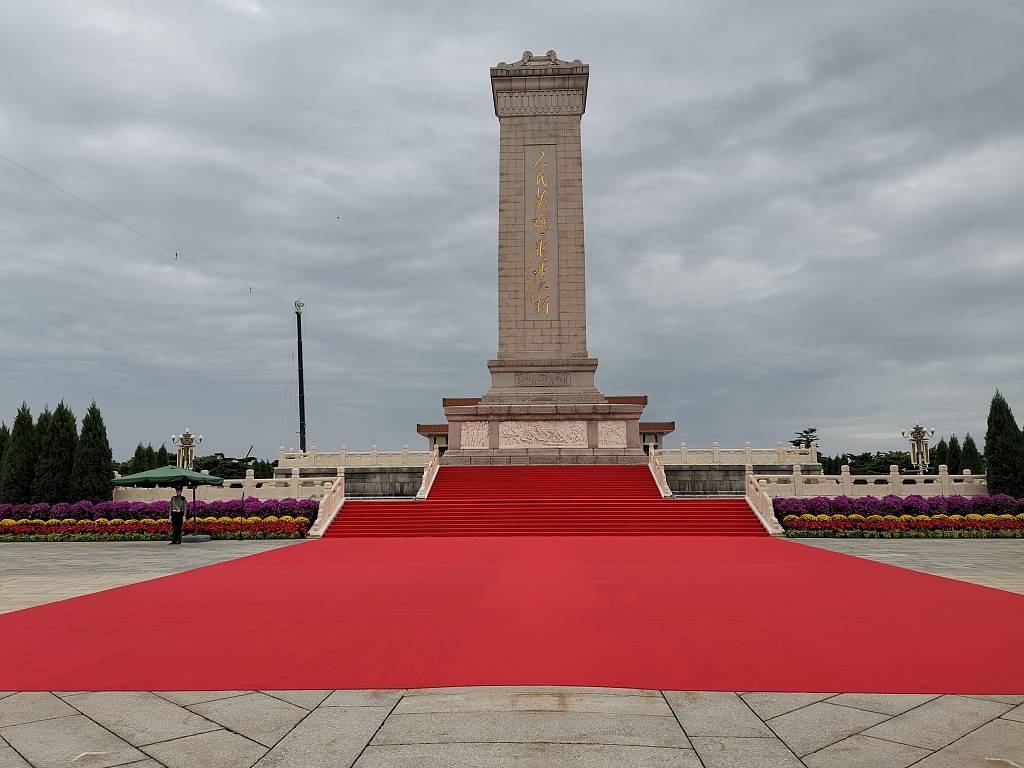 北京:人民英雄纪念碑铺红毯迎烈士纪念日