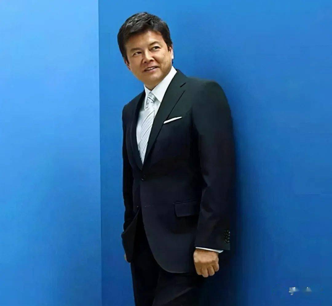 三浦友和一如既往在引领潮流,穿绿西装叠穿马甲,新潮正派又元气