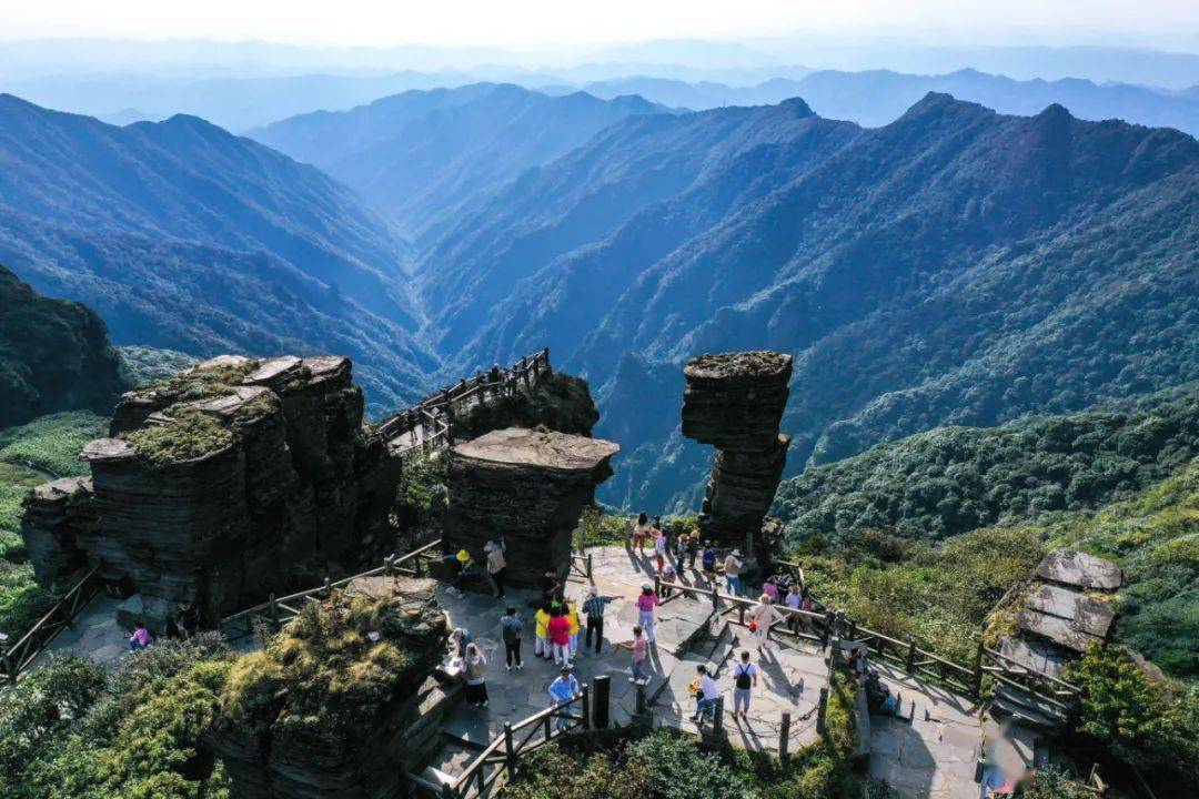 游客在贵州省铜仁市梵净山景区旅游观光(无人机照片.