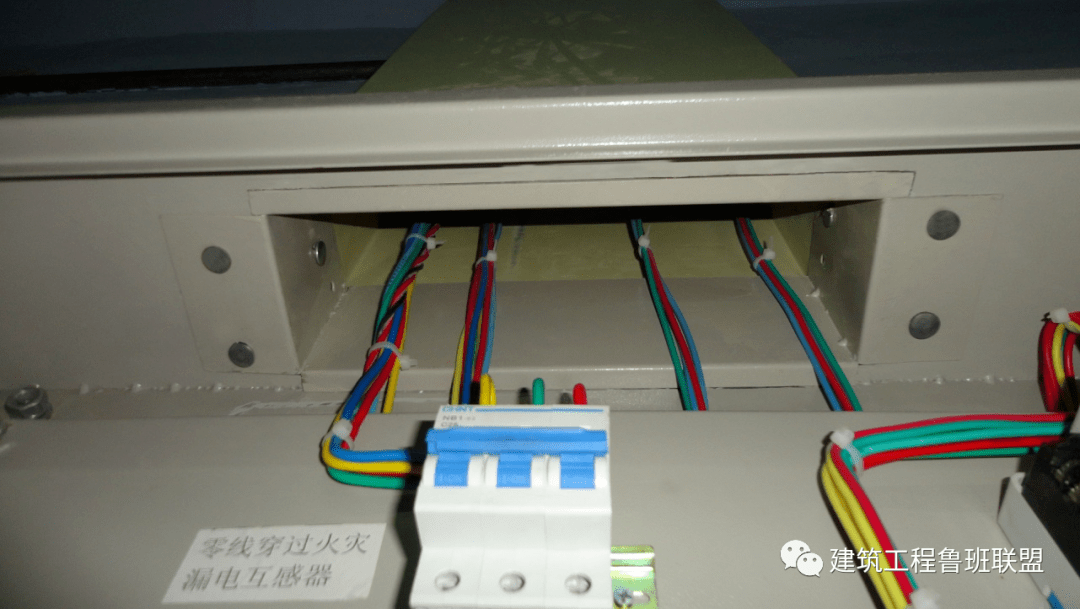 3 使用螺栓固定 使用连接件安装桥架与配电箱,连接件从配电箱,柜的