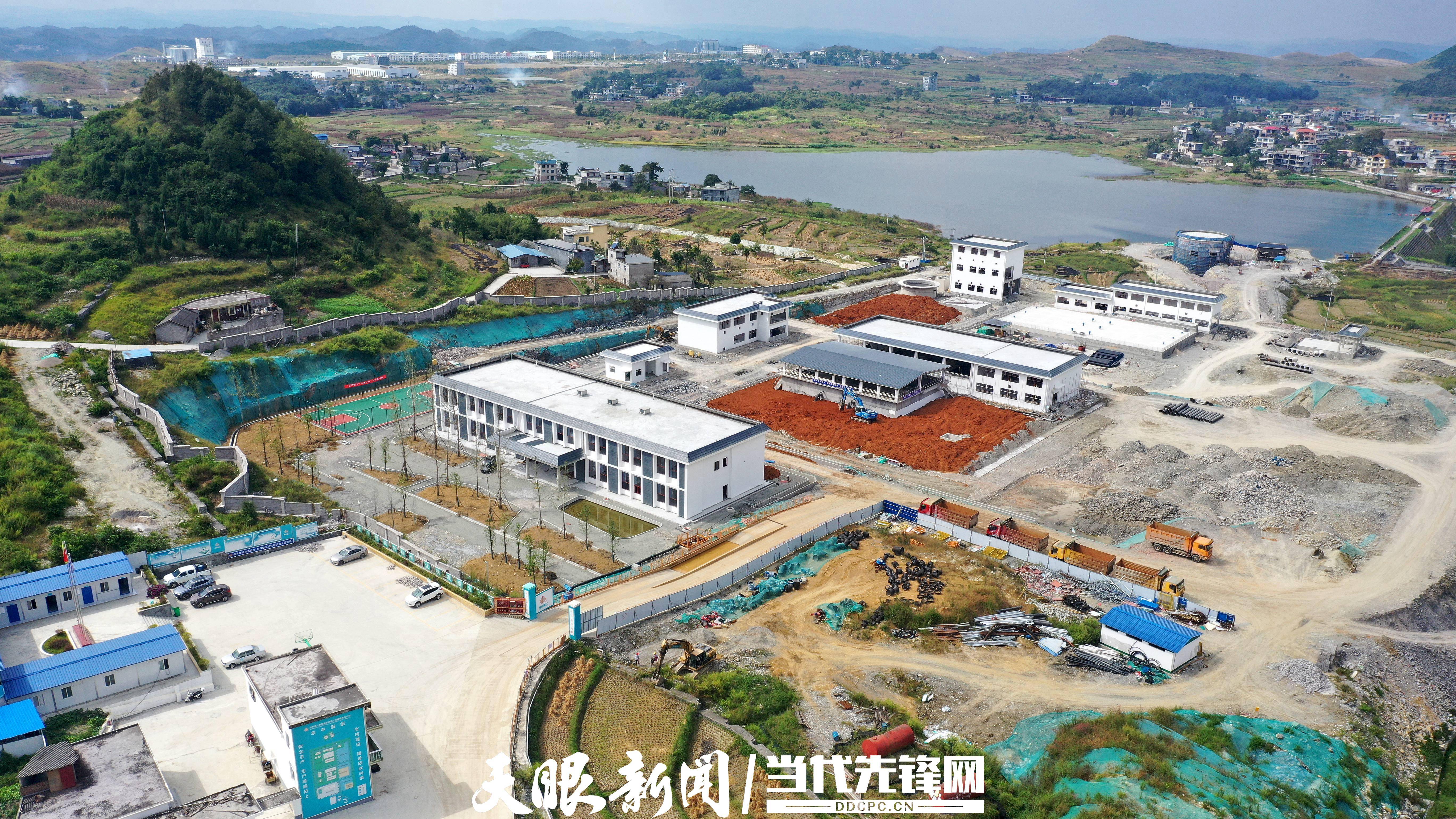 9月30日,工人在安龙县8万吨供水扩建工程(县城)项目施工建设.