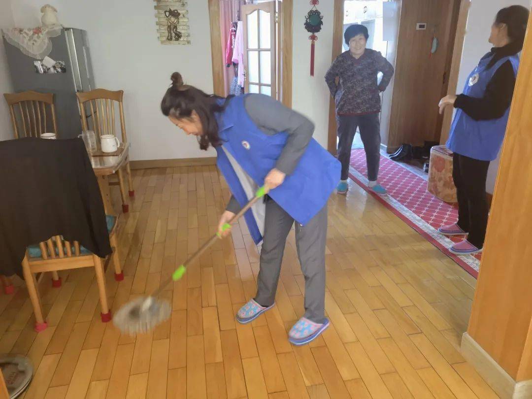 黑龙江·伊春:为社区老人打扫卫生