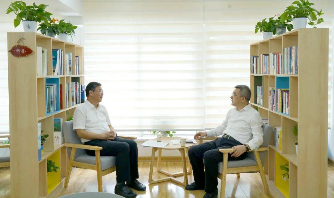 市长熊征宇,市委副书记,政法委书记陈惠霞,副市长帅逊分别会面交流