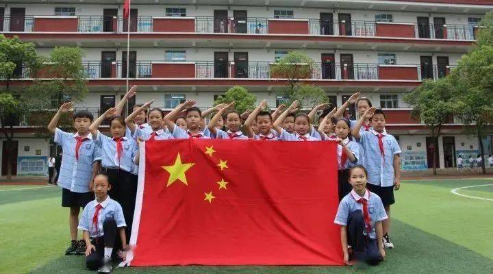 和国旗同框,致敬最美中国红!