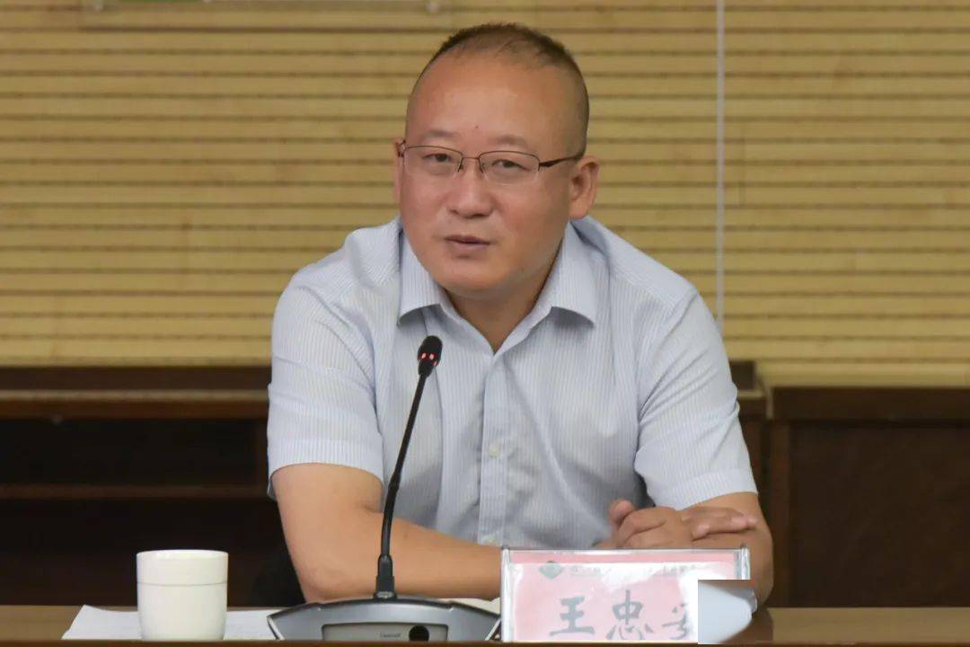 贵州省兴义市人民医院党委书记院长王忠安率队到右医附院参观交流