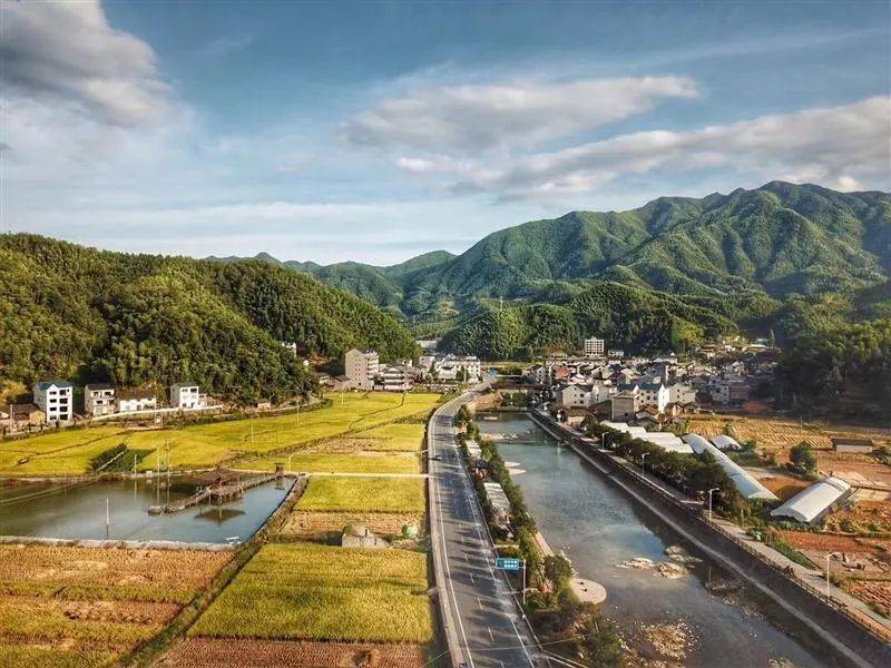 锦溪镇上锦村距龙泉城区11公里,背靠昴山景区,51省道穿景而过,交通