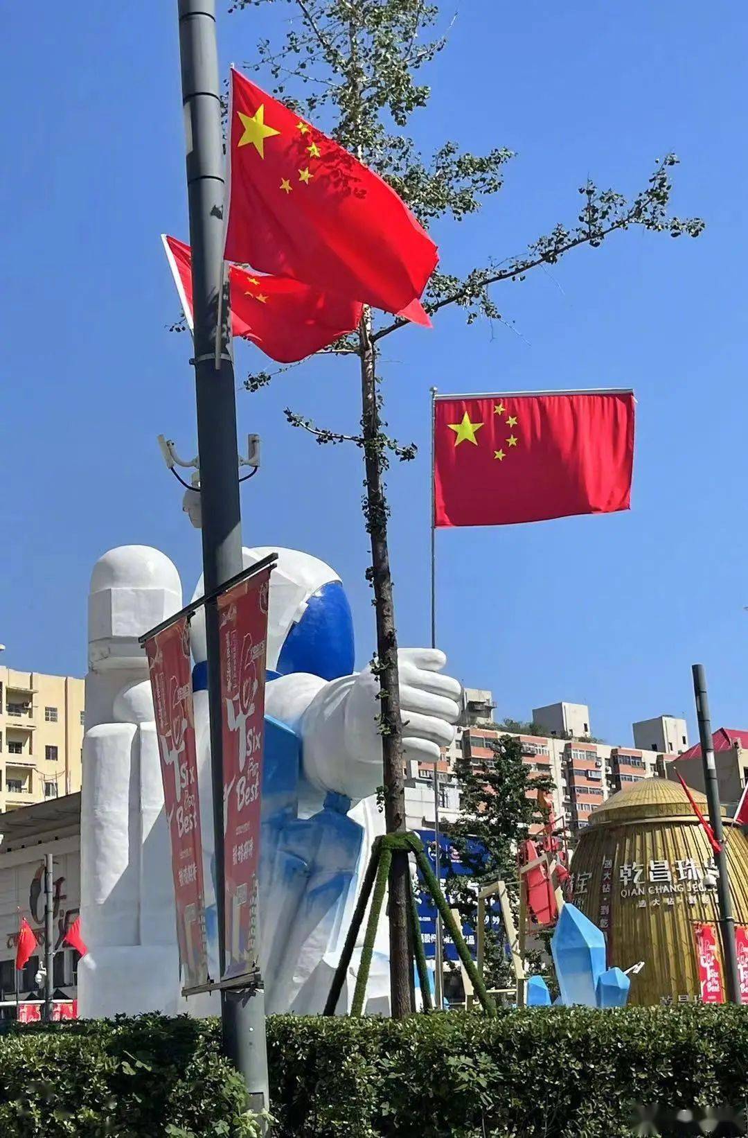 喜迎国庆,郑州满城中国红_五星红旗