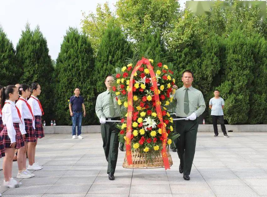 图为礼兵敬献花篮.