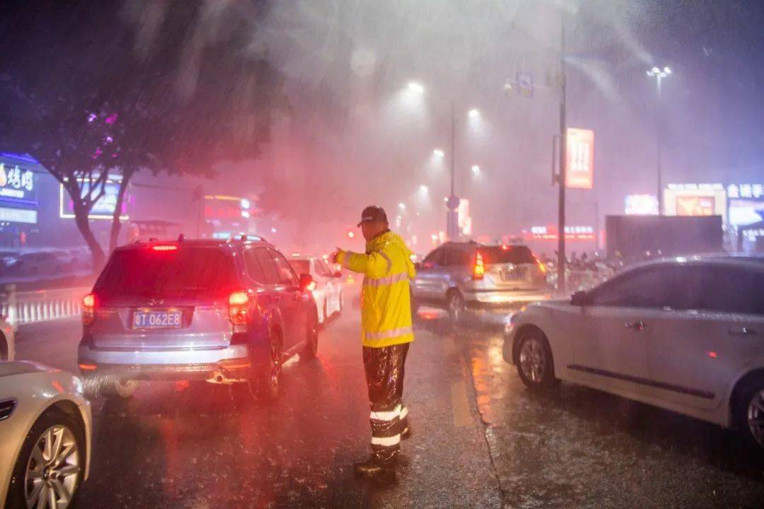 狂风暴雨下的梅城,这一幕慕让人为之动容!