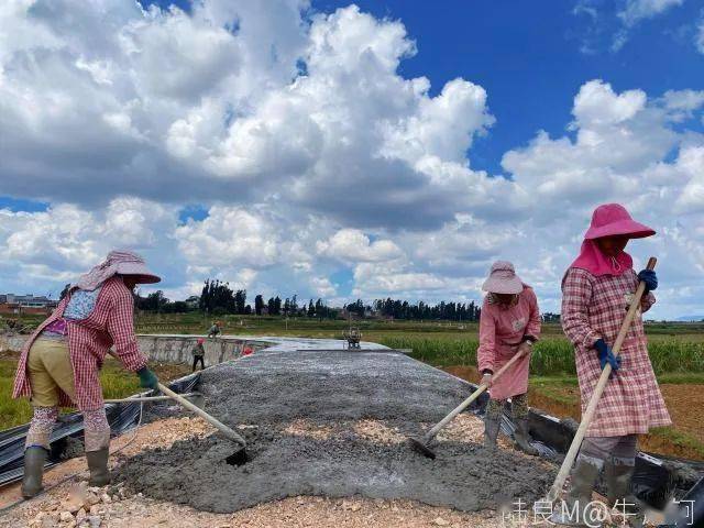 陆良这个地方新建古桥观赏池