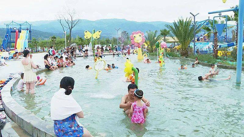 走进大理地热国景区,到处是一派喜气洋洋的节日气氛.