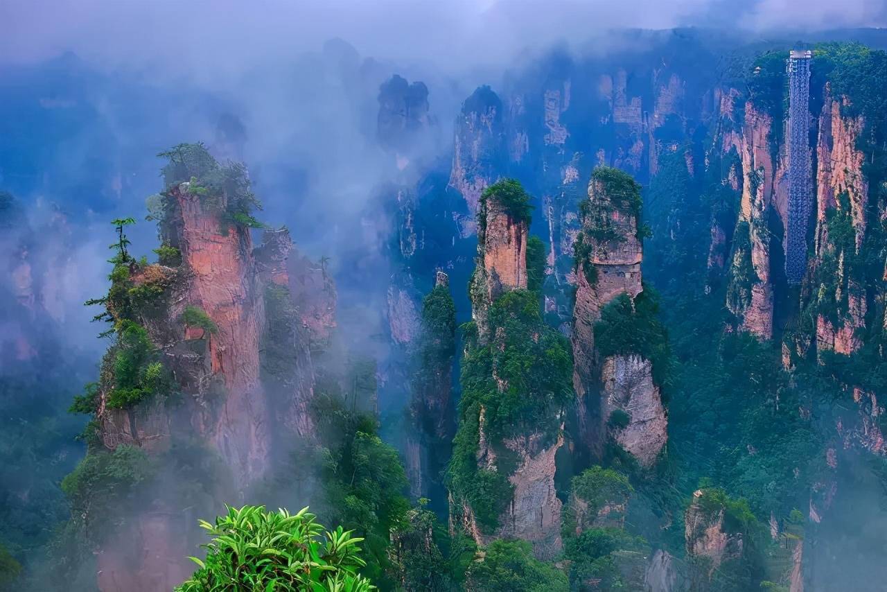 如果说,阳朔峰林是一幅娟秀的山水画,那武陵源就是