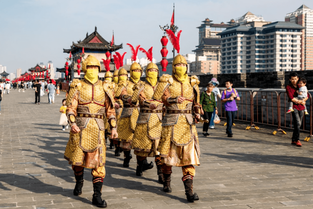 金甲武士巡游,大唐运动会,唐妆俪人"等西安城墙景区一举推出观演之旅