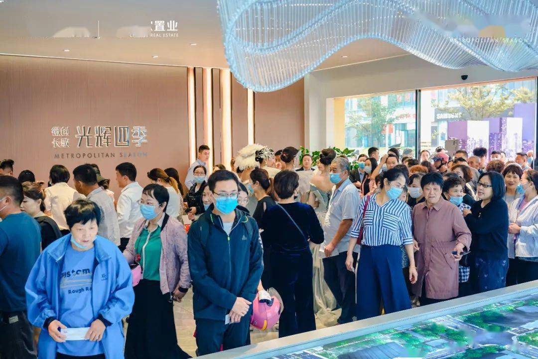 展厅内外人头攒动,共同见证徽创集团&长歌置业与宿迁的倾心相遇.