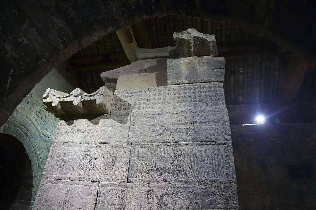 汉三阙是建于"天地之中"的古代都城选址登封地区的遗迹证明, 证实了