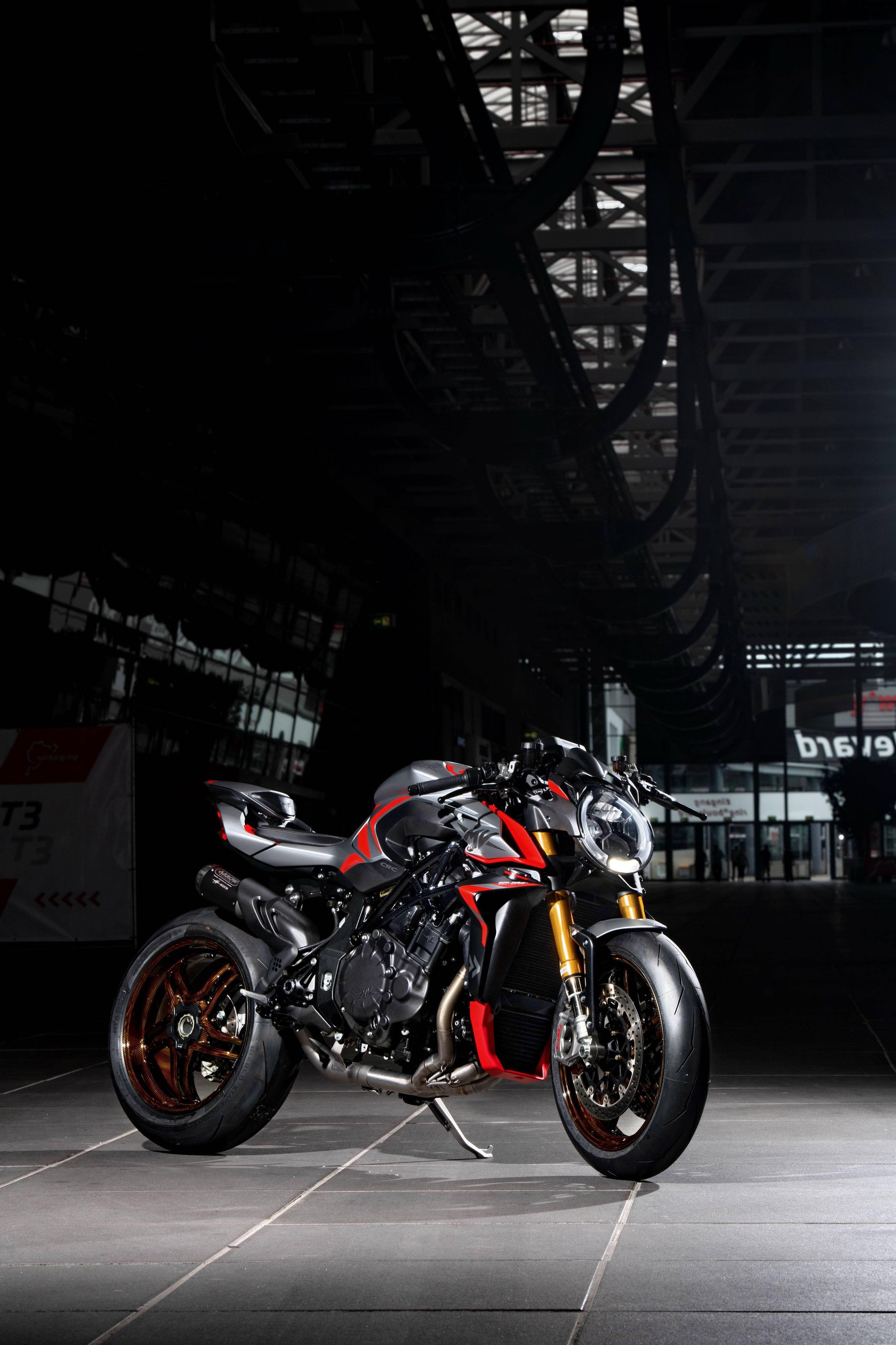 mv 奥古斯塔 brutale 1000 纽博格林版 户外特写