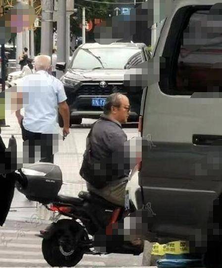 51岁窦唯穿破洞衣吃小吃身材肥胖胡子拉碴独自一人好孤独