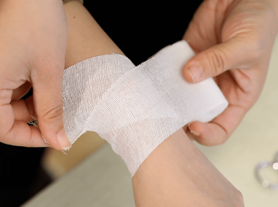 如果家中有绷带或宽的弹性条带,还可以在伤口上用相对干净的