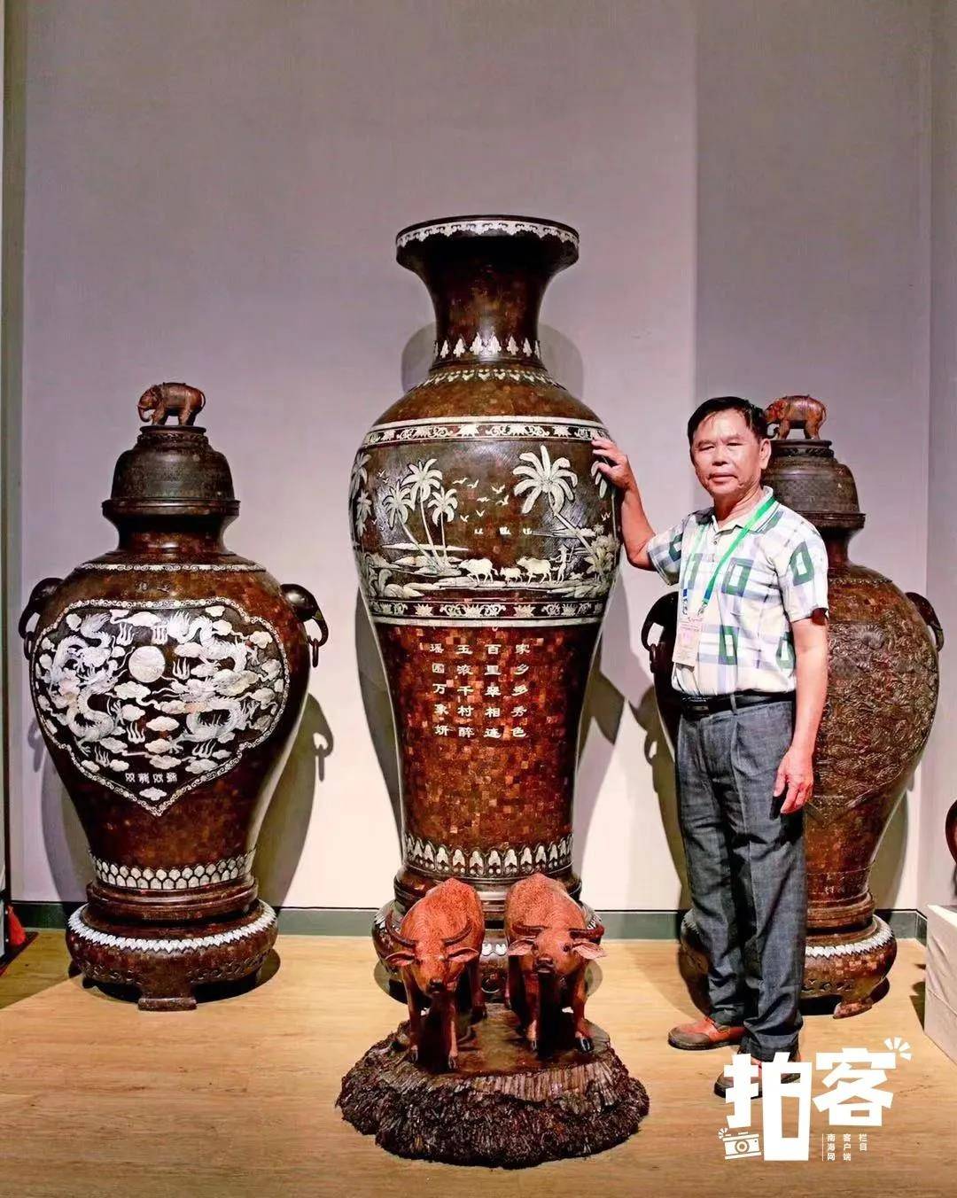 椰雕传承人符史琼和他雕刻的椰雕作品