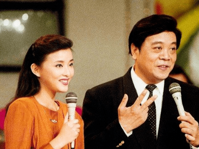 图为赵本山小姨子于月仙和赵忠祥合影,于月仙经常到赵忠祥家中向其