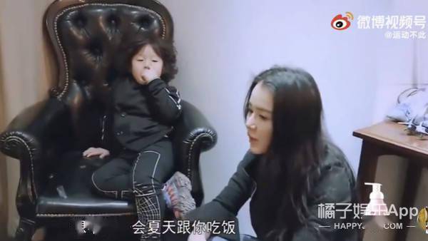 本来这边还在苦口婆心劝着剪头发↓为了夏天可以不要心爱的小卷毛,吃