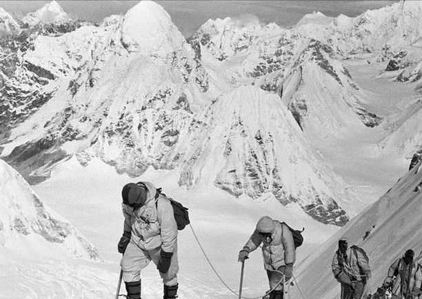 1987年,日本第一次向我国申请攀登梅里雪山.