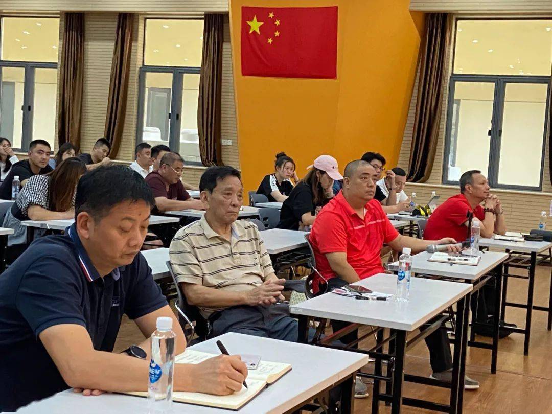 上海市竞技体育训练管理中心游泳运动中心主任盛茂武(左1,上海市游泳
