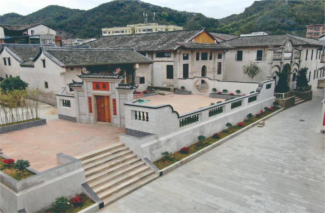 田家炳故居及纪念馆(百校之父)田家炳纪念馆位于原玉瑚中学旧址,占地