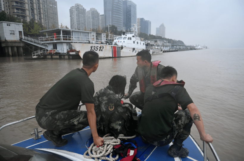 文明传真 温州海警勇救落水女子