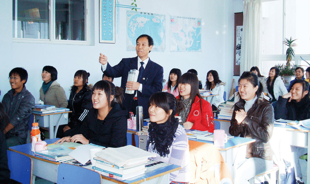 魏书生老师在实验中学给学生们上课