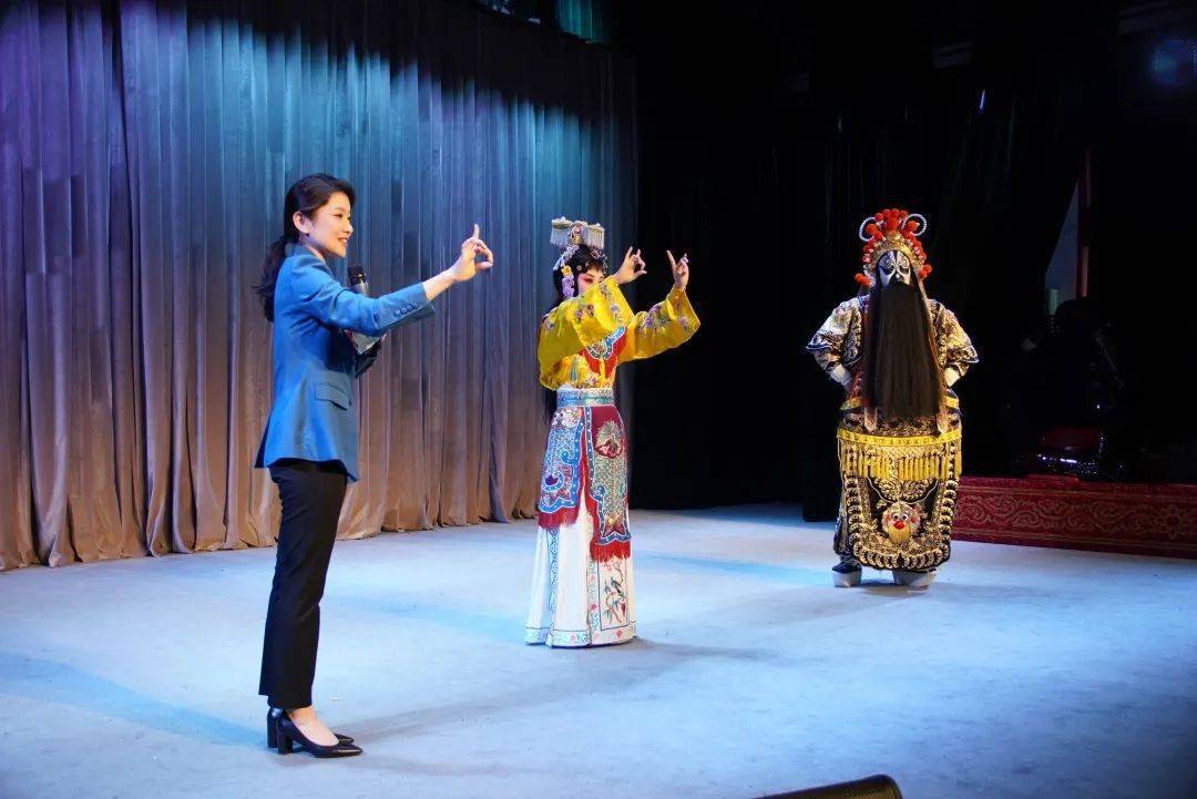 演出部分结束后,主持人孙明玉与罗帅,吴玉环两位主演一起引导观演师生