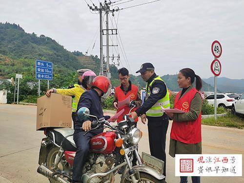 在安远县高云山乡上濂村交通安全劝导点,由乡村交通安全劝导宣传员和