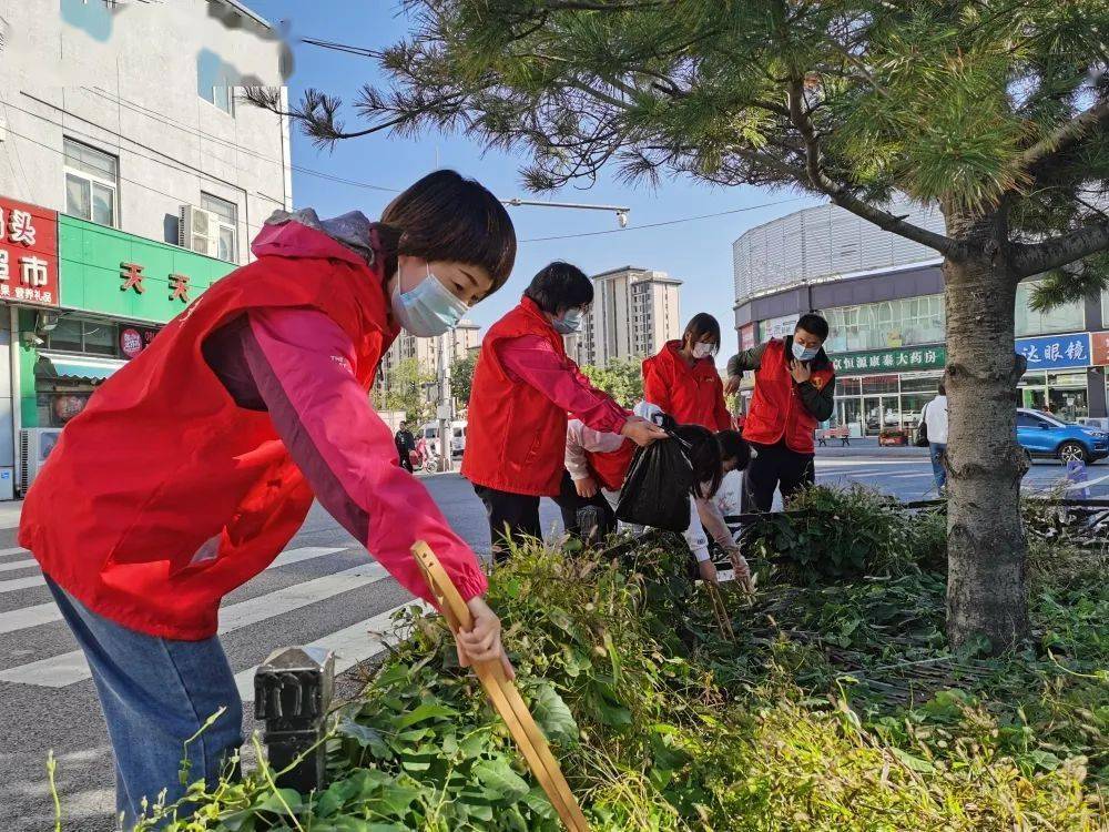 红马甲助力创城清洁城市